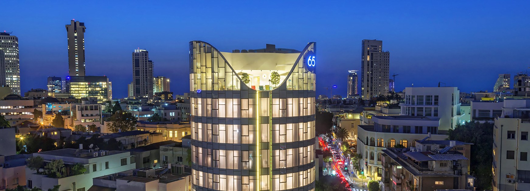 מבט רחפן על מלון 65 בתל אביב מבחוץ