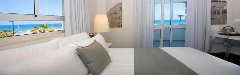 החדר ב- מלון גורדון על הים מאובזר וילנות מנורות לילה טלוויזיה ויציאה למרפסת עם נוף לים