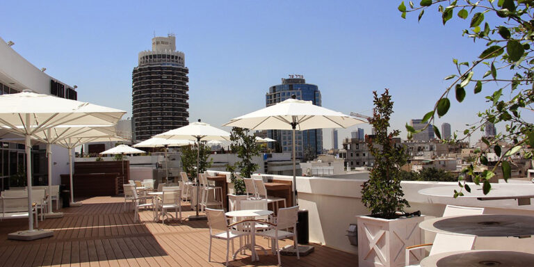 מבט על הפאטיו ב- מלון סינמה תל אביב המשקיפה על כיכר דיזנגוף וגורדי השחקים של תל אביב