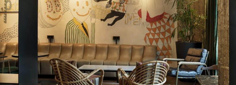 מבט על הלובי ב- מלון פבריק תל אביב עם אחת מציורי הקיר המעטרים אותו