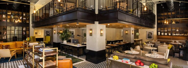 רחבת חדר האוכל ב- מלון מרקט האוס יפו עם המרפסת המשקיפה ממעל