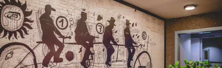 אחד מציורי הקיר במלון אמבסי תל אביב מעוטר באנשים רכובים על אופניים מאובעים