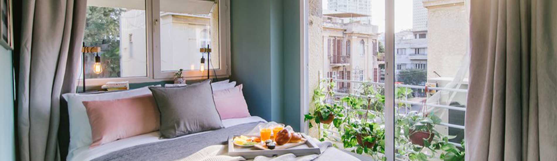 מלון מונוכרום תל אביב חדר במלון מיטה זוגית חלון לתל אביב