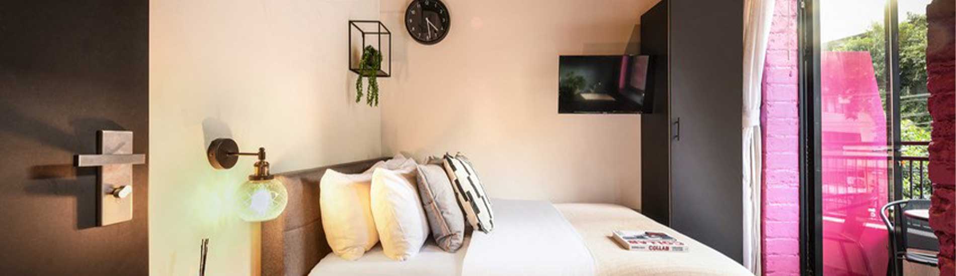 חדר במלון סיליקאט תל אביב, מיטה זוגית, יציאה למרפסת
